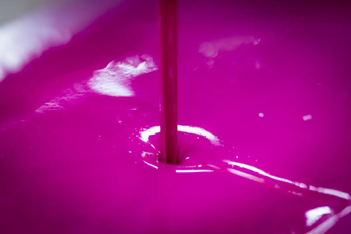 Farbherstellung in der Firma Lascaux mit Inhaberin Barbara Diethelm